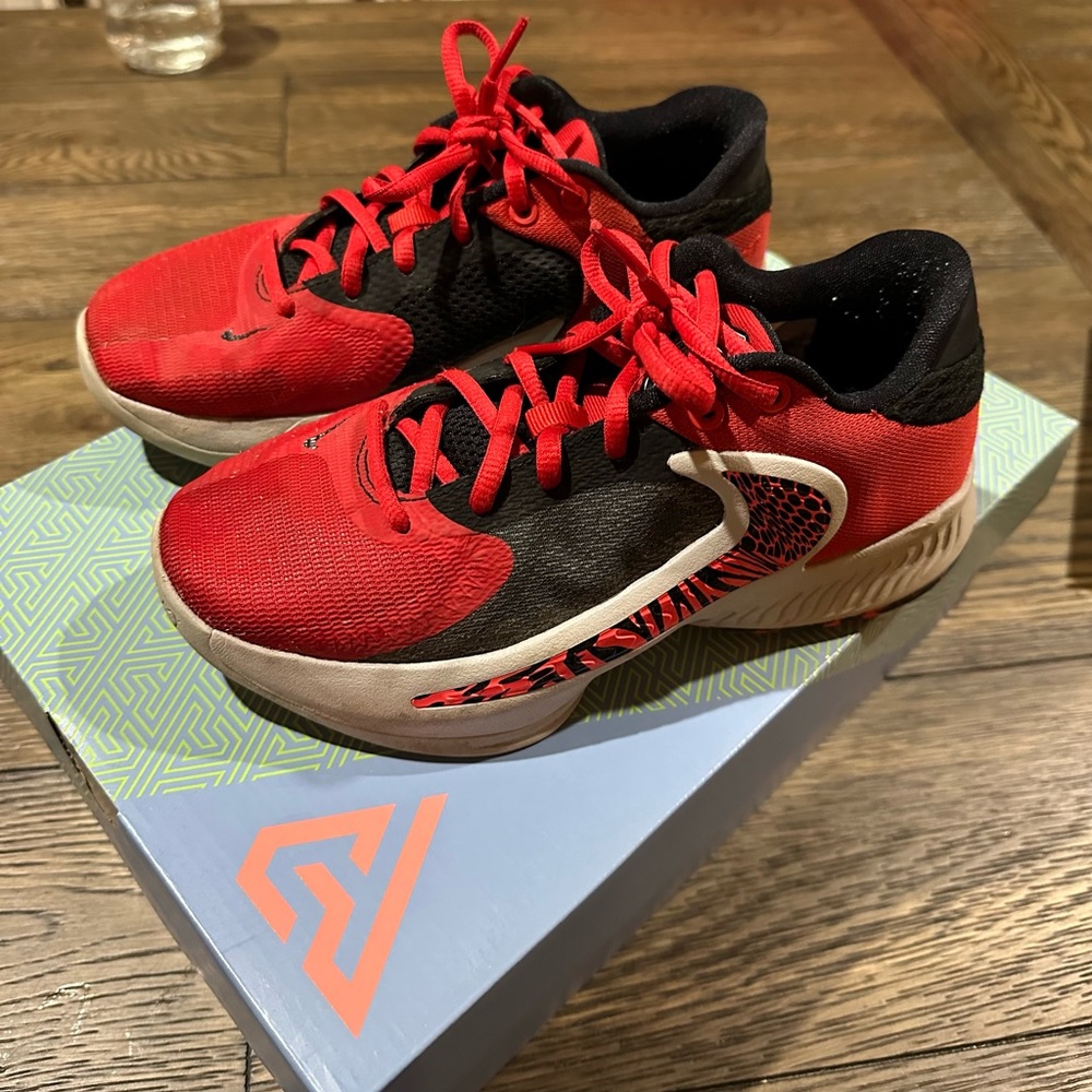 Nike Freak 4(GS) Giannis Antetokounmpo, Youth size 4.5, Red and black